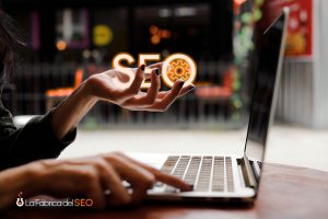Mujer trabajando en estrategia SEO con laptop, visualizando concepto de optimización en buscadores