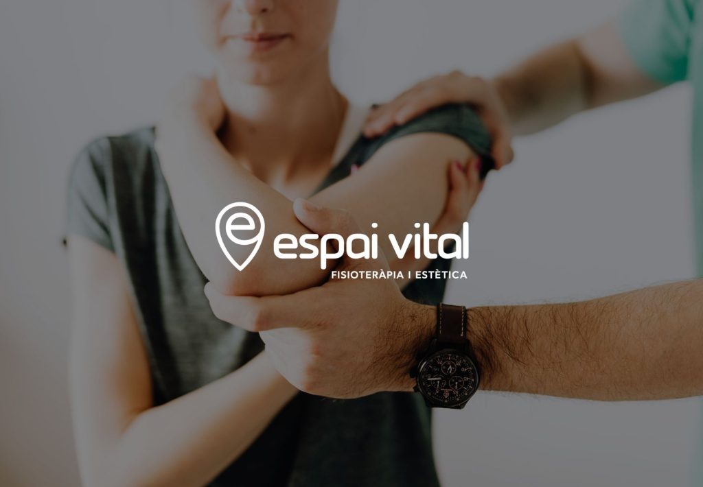Fisioterapeuta realizando manipulación de codo a paciente en clínica Espai Vital fisioterapia y estética