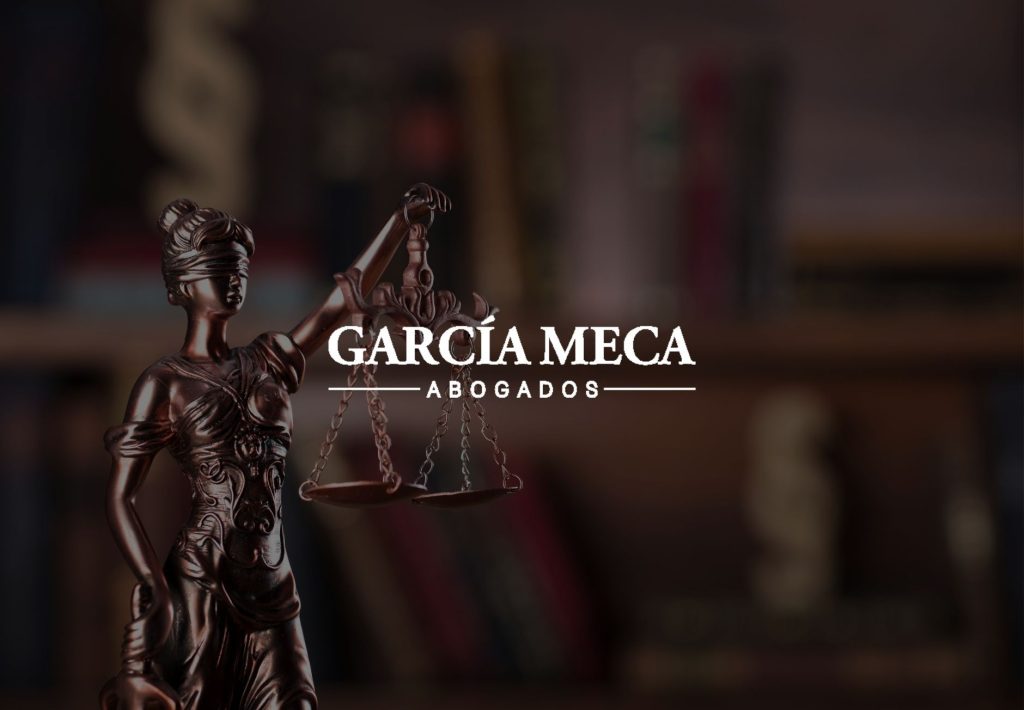 Estatua de la Diosa Temis con balanza de la justicia y logotipo de García Meca Abogados