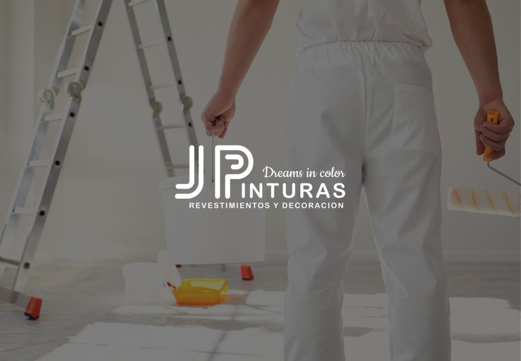 Logotipo de JP Pinturas, empresa de revestimientos y decoración, con pintor profesional de fondo