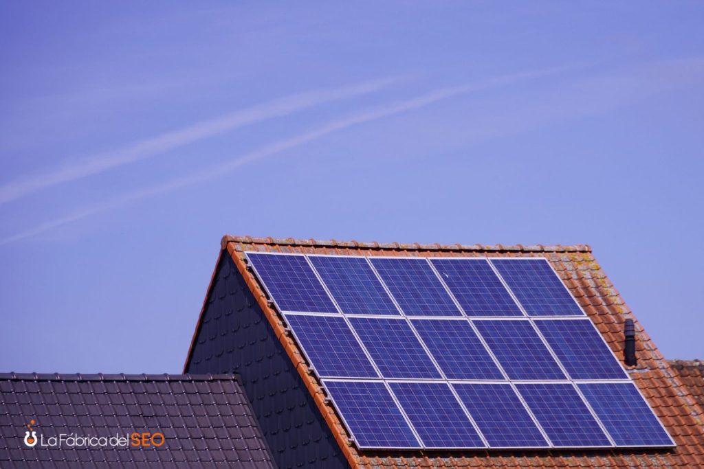 Paneles solares fotovoltaicos instalados en tejado de teja para rehabilitación energética residencial