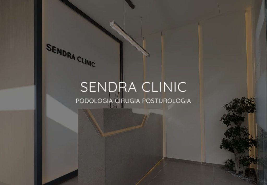 Recepción moderna de Sendra Clinic, clínica especializada en podología, cirugía y posturología