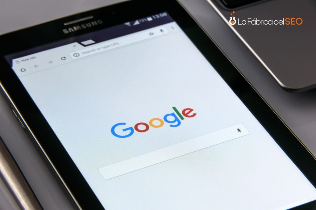 Smartphone Samsung con Google abierto en Chrome para estrategia SEO B2B en dispositivos móviles