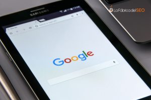 Smartphone Samsung con Google abierto en Chrome para estrategia SEO B2B en dispositivos móviles