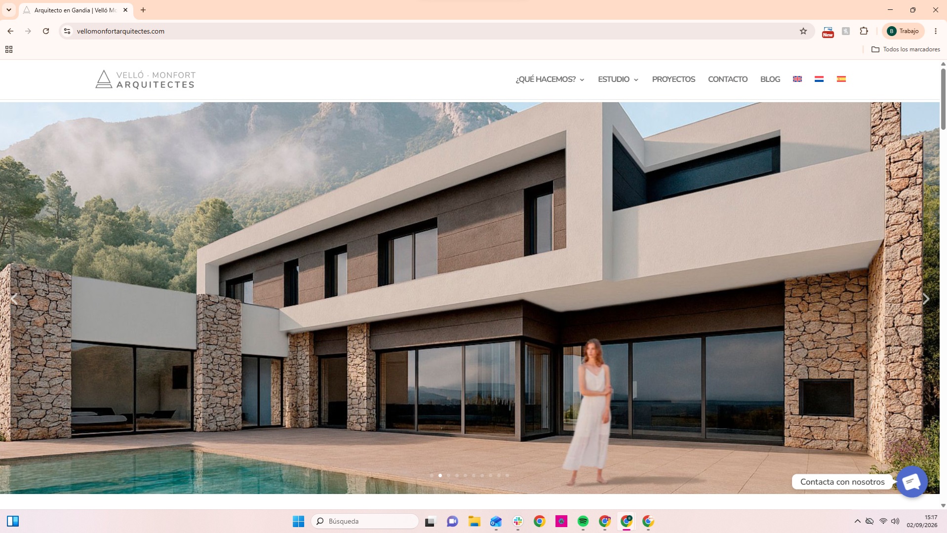 Render exterior de villa moderna con piedra natural, piscina y vistas a montaña, proyecto de arquitectos en Gandía