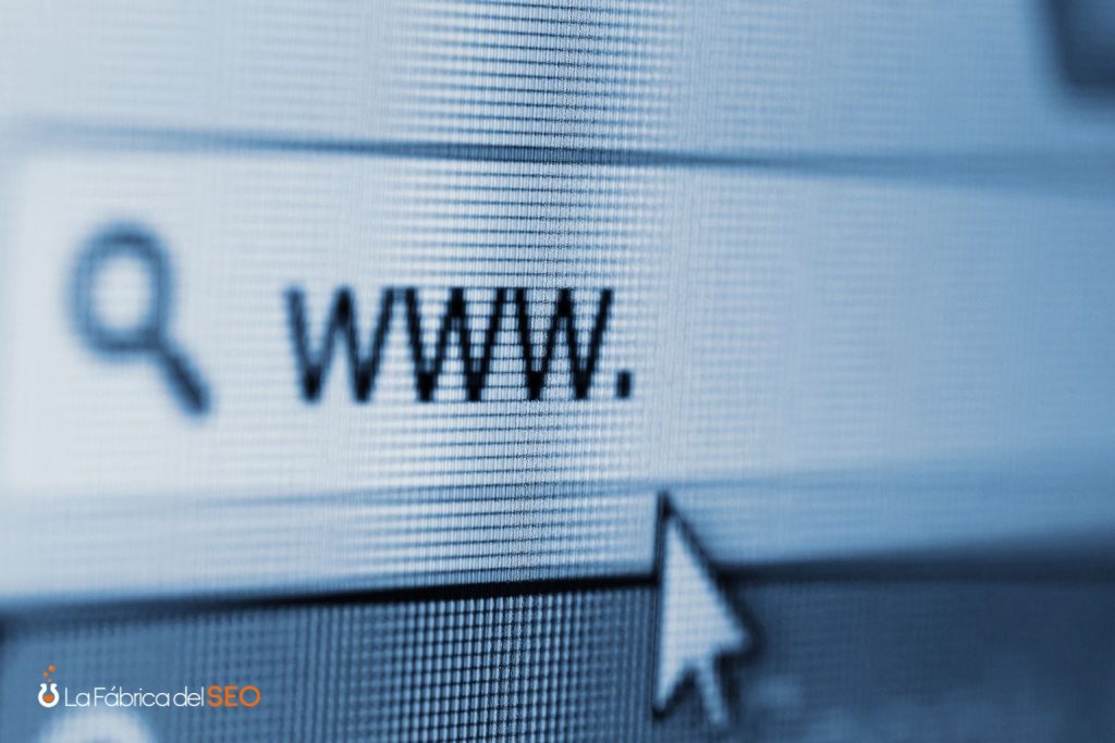 Barra de búsqueda web con URL WWW en pantalla de ordenador y cursor del ratón, concepto de navegación por internet