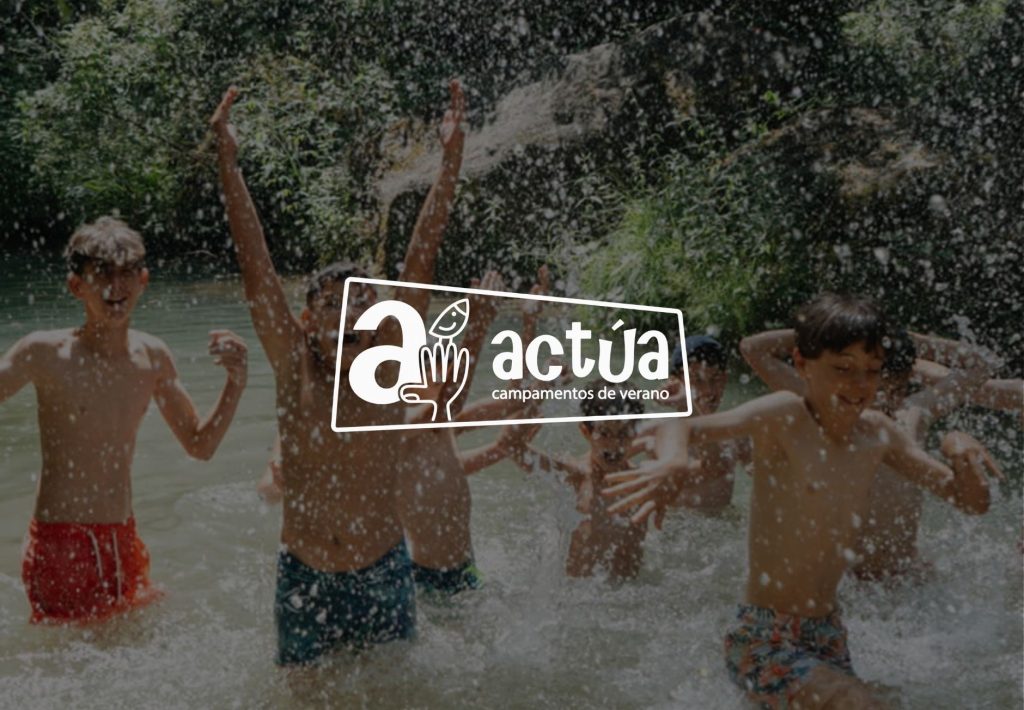 Niños jugando y salpicando agua en un río durante campamentos de verano Actúa, disfrutando al aire libre