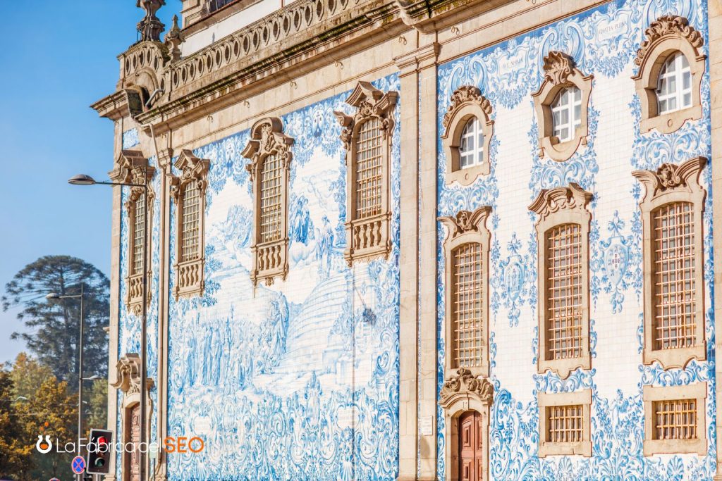 Fachada barroca con azulejos portugueses azules y blancos de la Igreja do Carmo en Oporto, Portugal