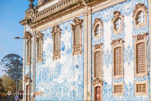 Fachada barroca con azulejos portugueses azules y blancos de la Igreja do Carmo en Oporto, Portugal