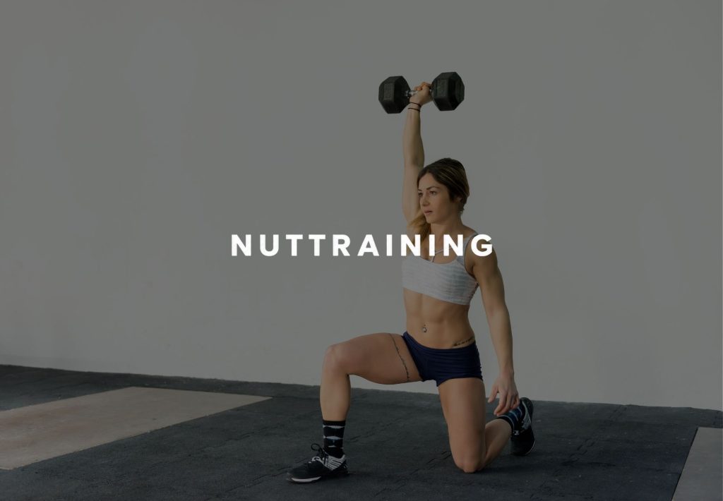 Mujer atlética haciendo estocada con mancuerna en alto, entrenamiento funcional NutTraining