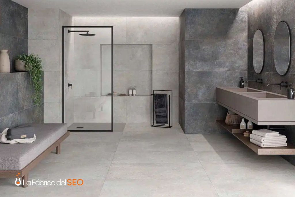 Baño moderno con pavimento porcelánico antideslizante gris claro, ducha abierta y revestimiento efecto piedra oscura