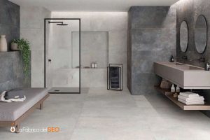 Baño moderno con pavimento porcelánico antideslizante gris claro, ducha abierta y revestimiento efecto piedra oscura