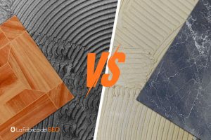 Comparativa de suelo porcelánico gris con baldosa de cerámica de madera y mármol sobre adhesivo para pavimento