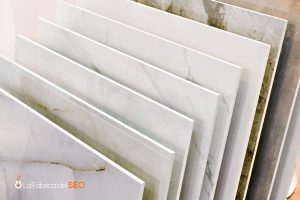 Losas de mármol blanco con vetas apiladas en exposición de productos cerámicos y piedra natural