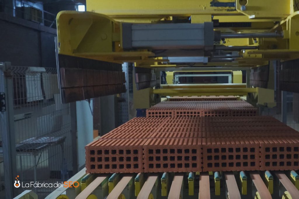 Proceso automatizado de fabricación de ladrillos cerámicos huecos en línea de producción industrial